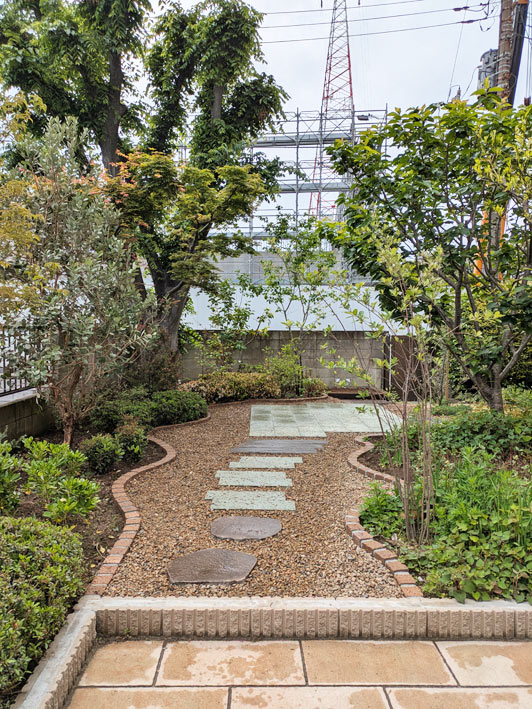 砂利エリアと植栽のバランス