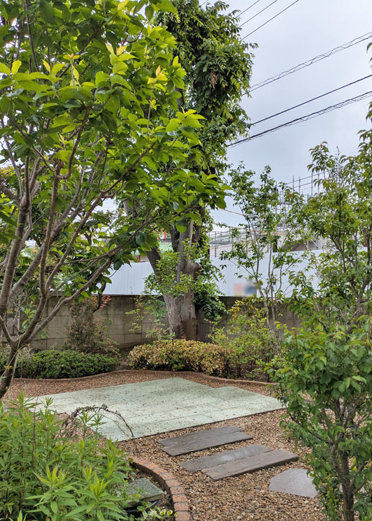 雑草対策の効果も大きい大谷石のテラス