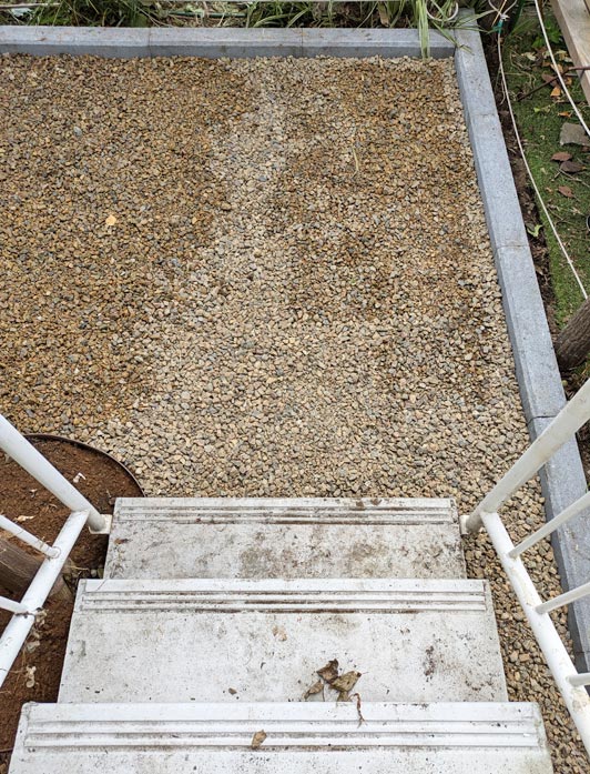 フラットな庭になり下りやすくなった階段