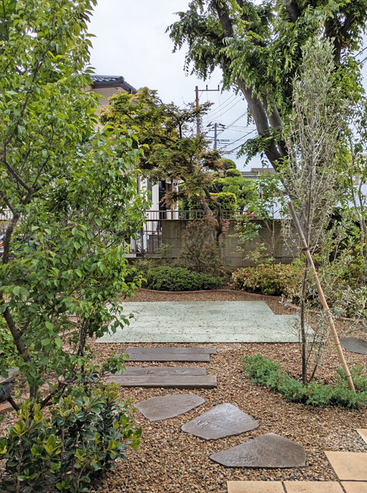 お住まい側からテラスへ向かうアプローチ