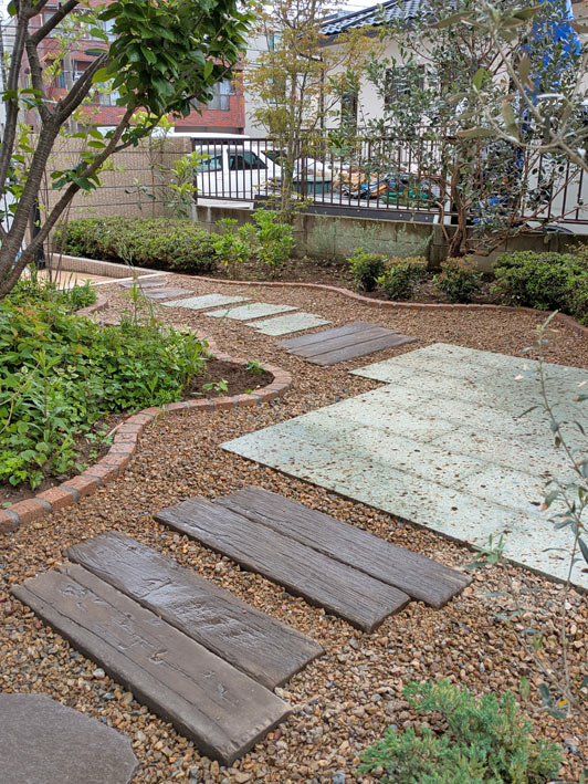 テラスを介してL字型に続くアプローチ