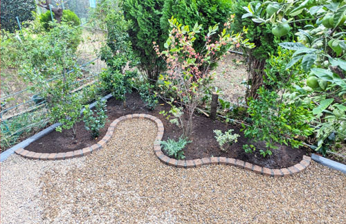 雑草と不要物に悩まされるお庭へ施した、ナチュラルな雑草対策-江東区マンションS様邸専用庭