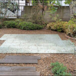 既存樹と目隠し植栽が彩る、広いテラスと雑草対策を備えた庭-市川市Y様邸