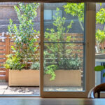 2台の中型プランターで、バルコニーが緑あふれる景観に-文京区マンションI様邸