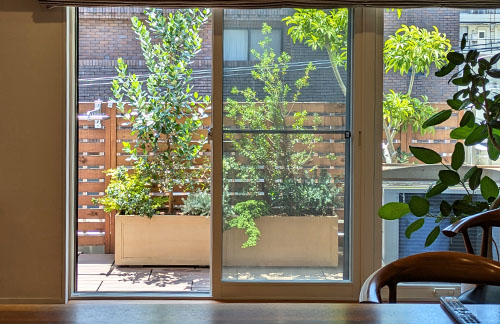 2台の中型プランターで、バルコニーが緑あふれる景観に-文京区マンションI様邸