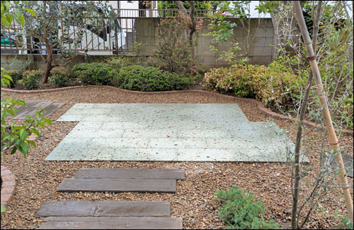 既存樹と目隠し植栽が彩る、広いテラスと雑草対策を備えた庭-市川市Y様邸