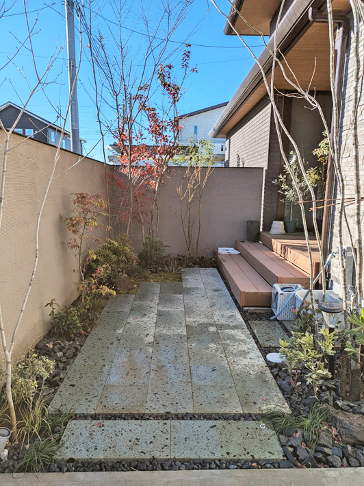 広々とした大谷石テラスと雑木植栽