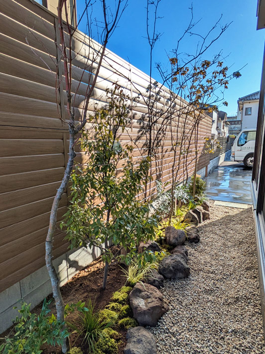 脇通路にも雑木の庭を