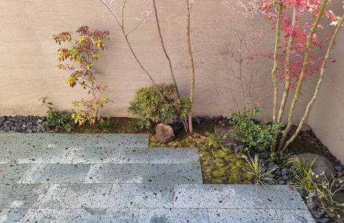 大谷石テラスと雑木植栽が融合する、ナチュラルモダンな庭-越谷市O様邸