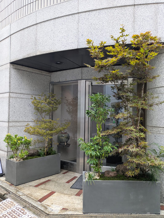 2台のプランター植栽が奥行感を生む