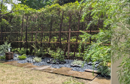 植栽管理に苦労する庭を、オージープランツが息づくロックガーデンへリフォーム-江東区マンションK様邸専用庭